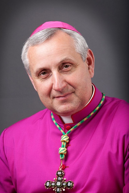 Mons. ThDr. Vlastimil Kročil, biskup českobudějovický, Miroslav Bína, BY-SA 4.0, cs.wikipedia. 
